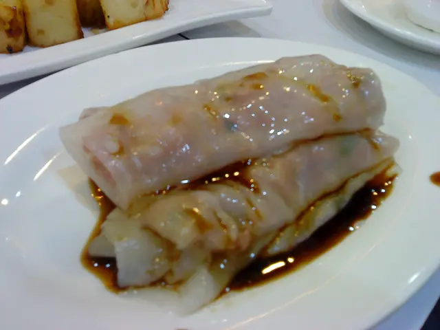 桂林牛腸腸粉,好快索晒d豉油...>___<