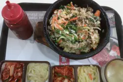 石锅饭很香，有饭焦，泡菜味偏淡，萝卜汤几好饮