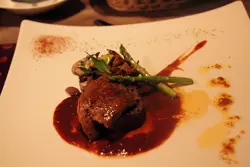 Steak with goose liver - 正