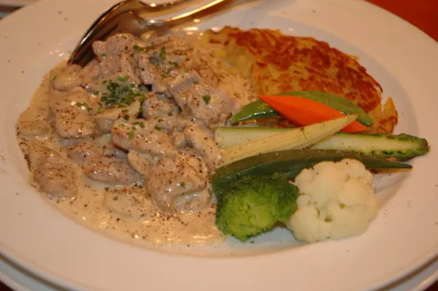 瑞士炒牛仔肉配磨菇忌廉汁薯餅