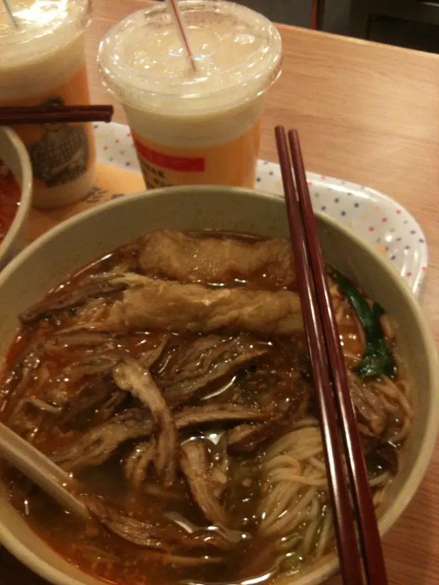 大腸小窩米線加春卷