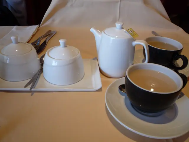 前面的是伯爵茶加糖加奶和後面的是洋甘菊茶