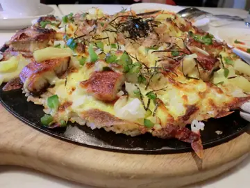 最面灑滿青椒粒、菠蘿粒、木魚及紫菜絲