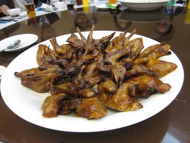 燒乳鴿~是十多日大的BB鴿~鮮嫩入味夠肉汁~一人吃一隻也不嫌多