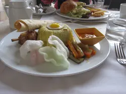 印尼炒饭(前) / mushroom burger (后)