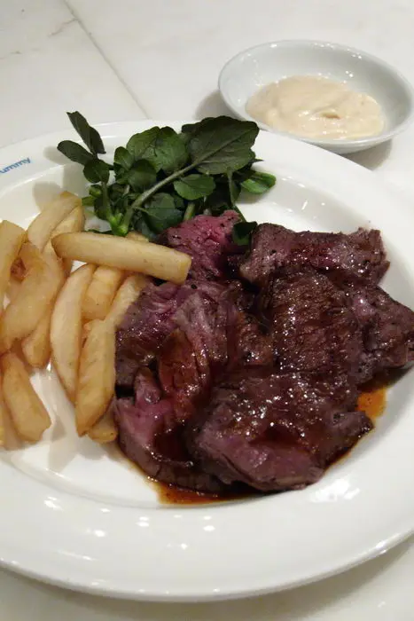 牛腹肉配薯條(中)