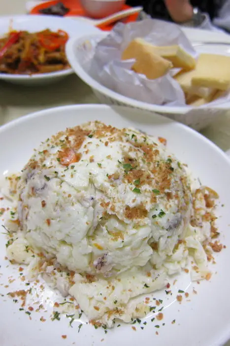 賴尿蝦肉炒蛋白配多士