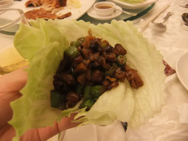 用生菜包起來的樣子