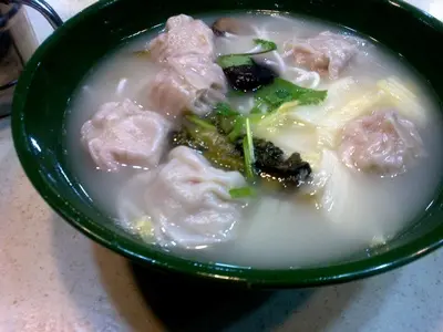 椰菜餃米線 - 和韮菜餃一樣價錢，味道太「肉」了:P 還是喜歡韮菜的香味多點