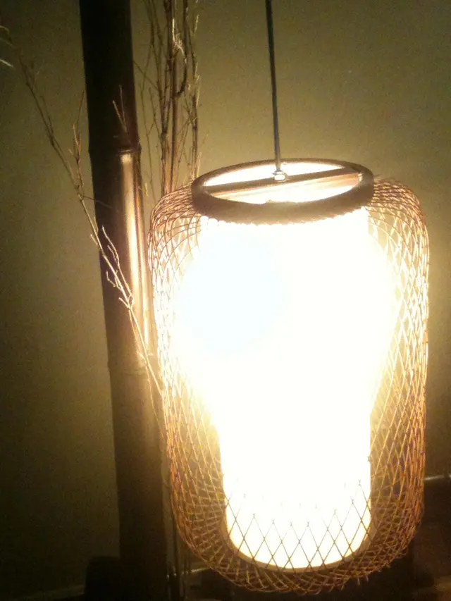 牆邊既吊燈裝飾