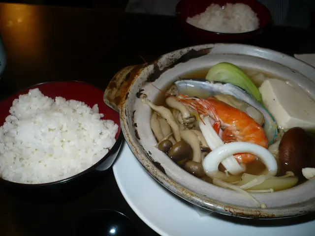 每份鍋物都有白飯跟餐