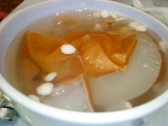 正~雪耳南北杏燉原個南水梨(熱)~冬天乾乾地真正到爆!爭係飲啲湯都值回票價呀~又甜又潤~