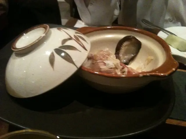 超迷你煲仔飯有兩件雞肉半隻冬菇兩小片臘腸，幾啖食晒，米煲得好靚，出奇地好食，食先記得影相