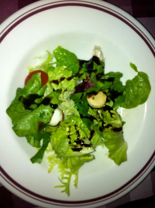 水牛芝士沙律配葡萄黑醋醬