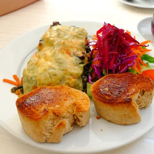 芝士雜菜闊麵($75) - 伴在碟旁的那兩「顆」麵包太好吃了!