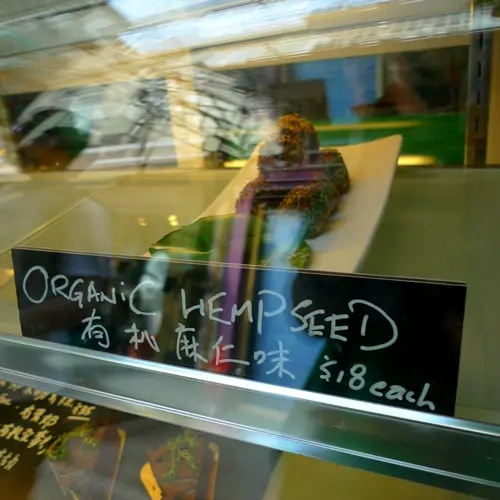 埋單時看見cafe門前的蛋糕櫃內有售自家製chocolate truffle,不過要$18一顆...