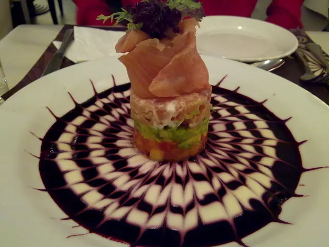 煙三文魚他他伴木瓜牛油果