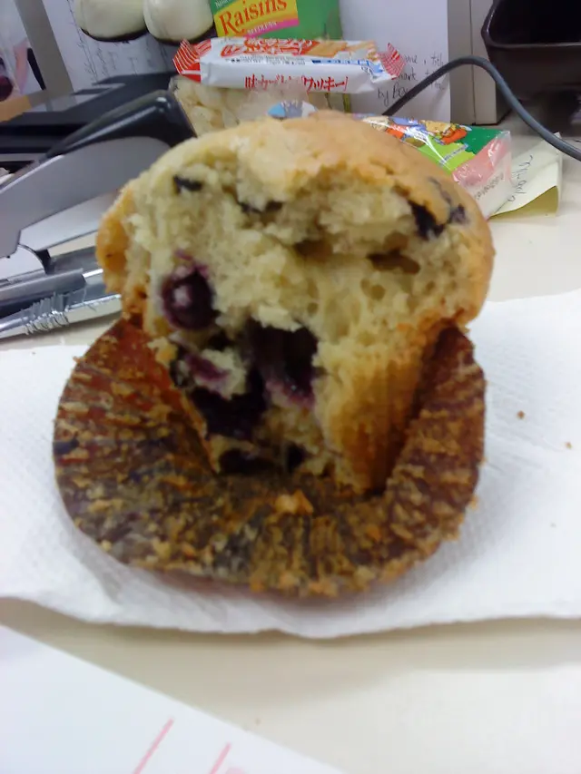 鬆餅內超多原粒多汁的藍莓!!!!