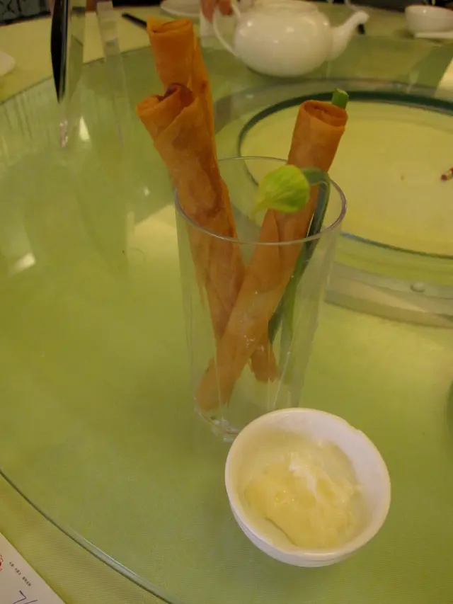 只有炸皮的春卷...