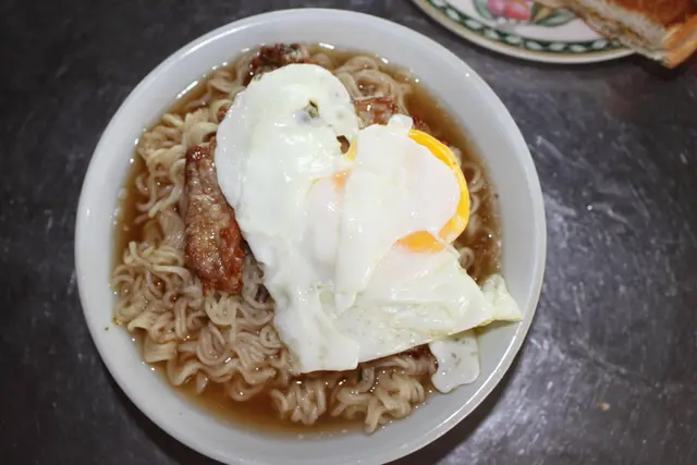 充滿家庭味道的豬扒蛋麵