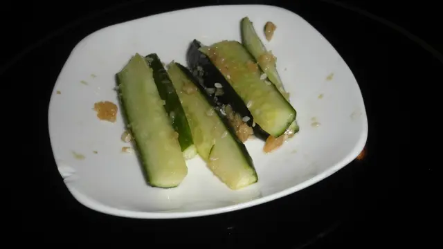 已吃掉兩條的青瓜小吃