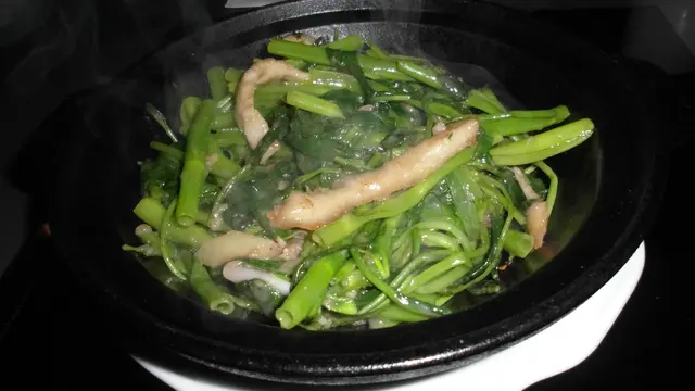 還冒著煙的生啫通菜豬爽肉