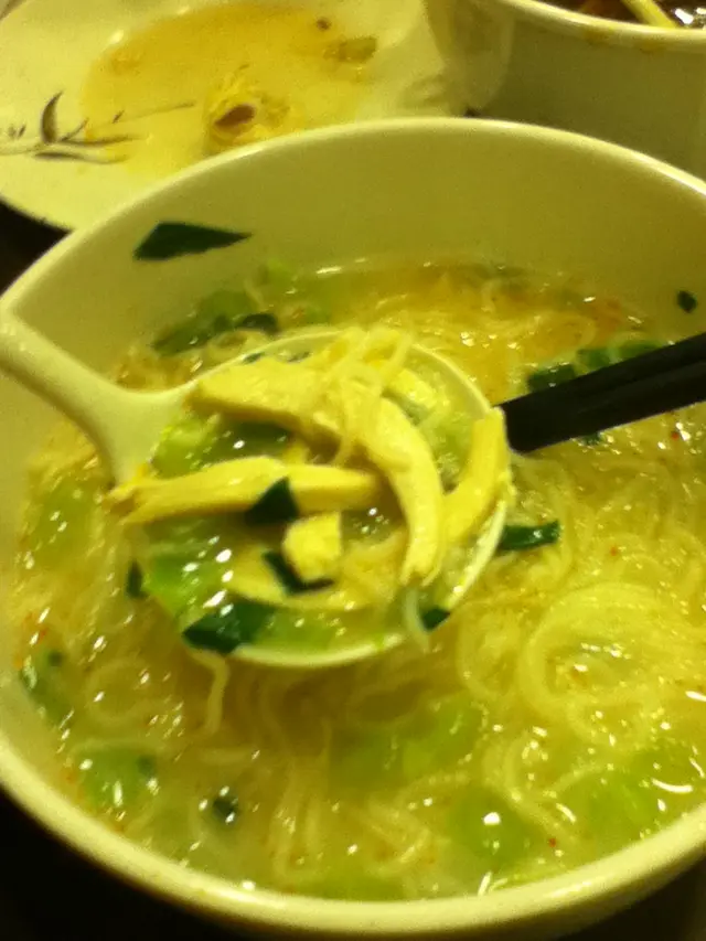 青菜雞燴麵..咸到死..仲要你睇下..成碗麵雞肉就係得咁多! 差