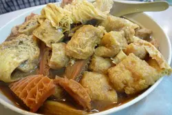 花生枝竹豆泡冬菇炆牛肚一大盤