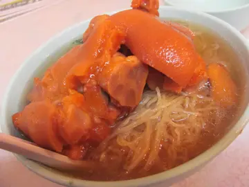 豬手麵的豬手外皮醃得成螢光橙色,很恐怖!