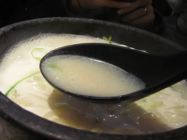 淺奶白色的豬骨湯底喝起來味道實在太淡