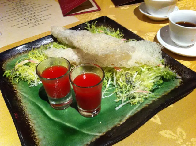 酥炸桂花燕窝卷配鲜姜汁特饮