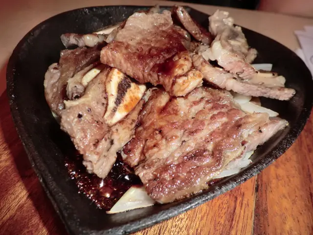 配上醬汁超美味的鐵板牛肉