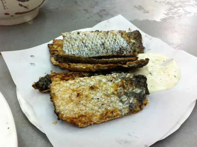 尼個亦係必食. 三文魚皮~~ $15(冇記錯既話) 有8,9塊左右~~ 不過尼個佢落得太多鹽....