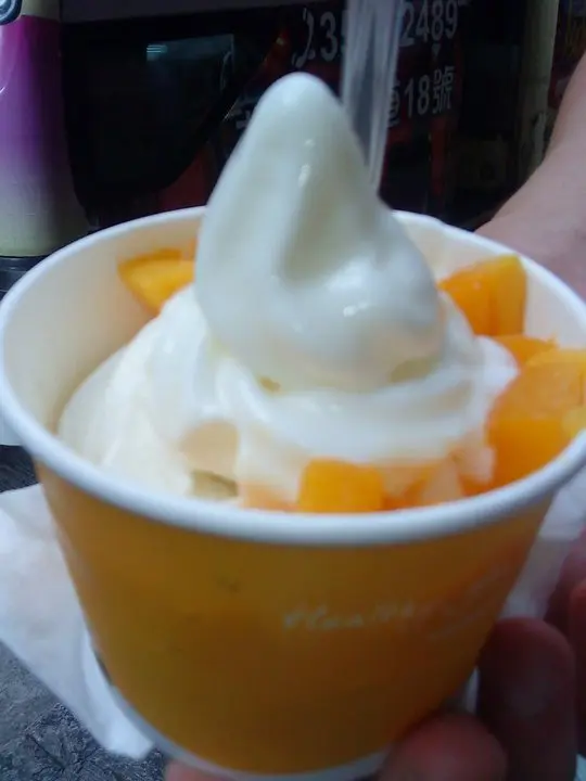 Peach frozen yogurt with mango