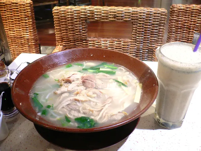 雞絲頗嫩滑，夠入味，湯底清甜。