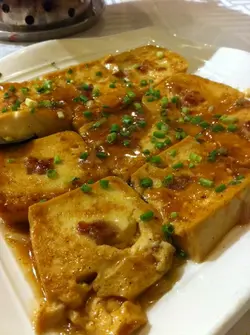 客家釀豆腐,通常大陸嘅豆腐都比較重豆味,加上好滑