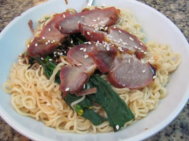 叉燒及麵的份量不少，再撒上一點芝麻粒，看來不錯！