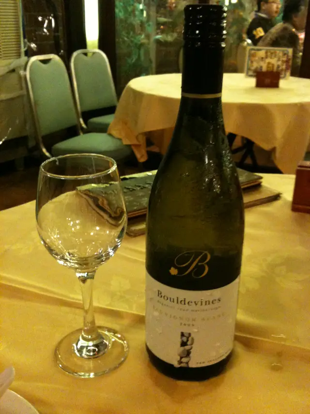 難得有人推介白酒, 梗係叫番支! 入口OK同有果味, 唔會太乾口, 送剌身啱晒!