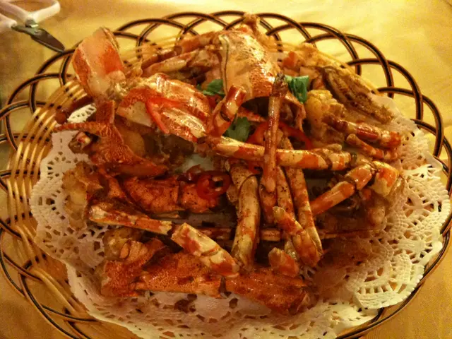 椒鹽龍蝦頭, 好香同多肉食, 令我忍唔住叫咗罐啤酒送嚟食!