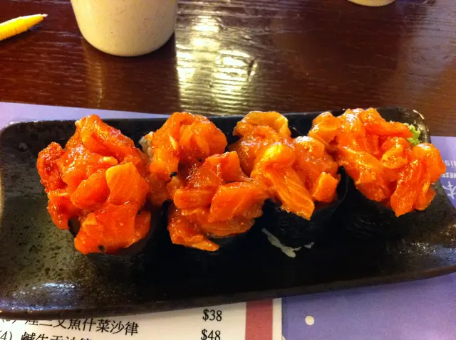 辛辣三文魚碎壽司