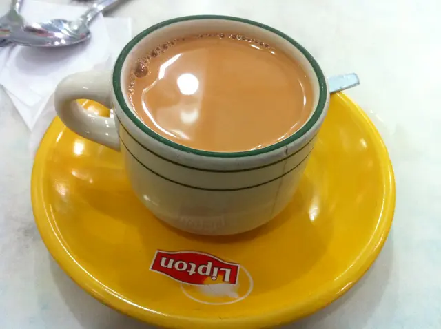 熱奶茶茶身蠻挺稠，有奶甜不過茶味就真的弱了點