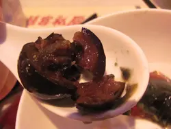 仁稔跟橄榄相似，酸酸甜甜后传出点微甘