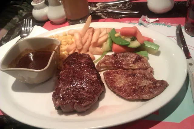 煎鵝肝併牛肉眼扒 (跟薯菜) 