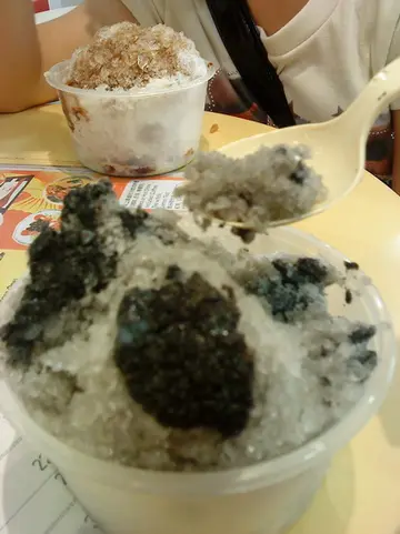 一口接一口的黑色刨冰~很冰冻!