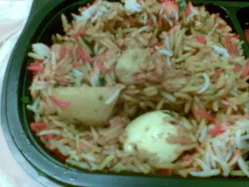 (飯的近鏡,有烚蛋和薯仔)