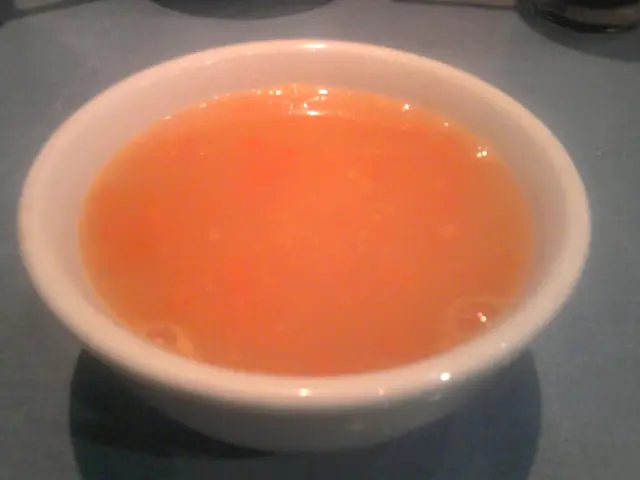 雞湯，有紅蘿蔔絲。
