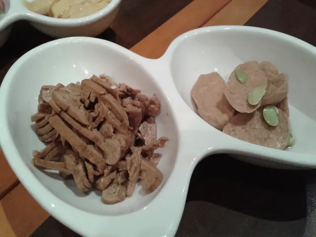 蘭花豆腐干(左),毛豆素雞(右)