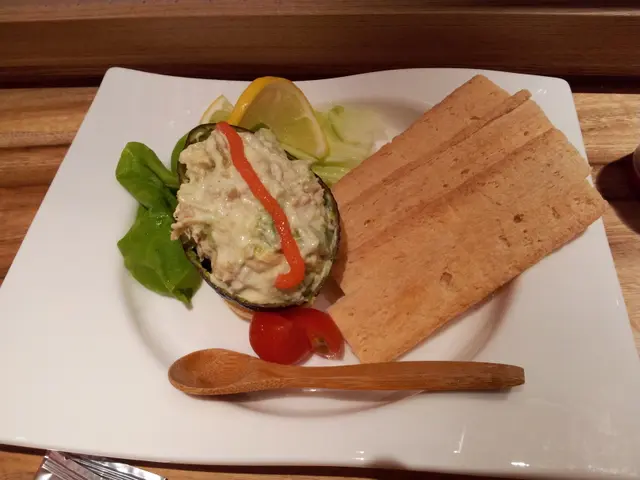 芥末蟹肉牛油果怑脆餅