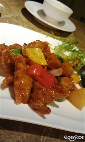 咕嚕豬爽肉，除了用豬頸肉做出特別的質感外，汁料更是用新鮮山渣煮製，決不是一般茄汁糖醋可比 - King&#39;s Palace Kitchen in Causeway Bay 