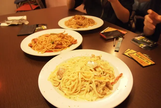 (前)白汁雞肉扁意粉(中)香辣蒜蓉茄汁司華力腸意粉(後)拿破崙汁意粉